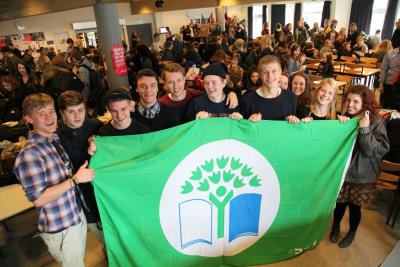 Skoleelever på gymnasium med Grønt flag grøn skole